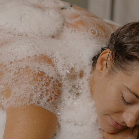 Мытье натуральным мылом с эфирными маслами